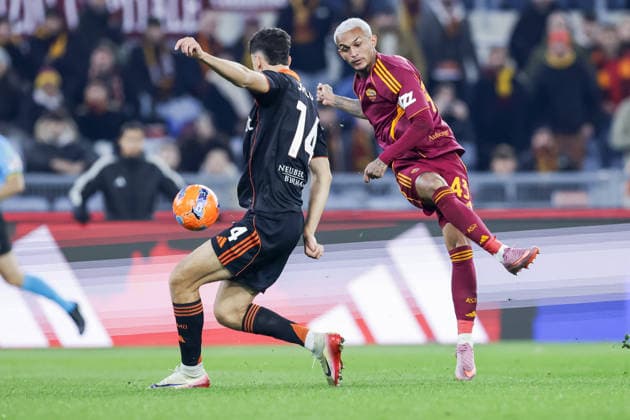 CALCIO - Serie A - AS Roma vs Como 1907 Roma s Brazilian defender Wesley challenges for the ball with Como s Spanish defender Jacobo Ramon during the Serie A football match between AS Roma vs Como at the Olimpico Stadium in Rome on December 15, 2025. Rome Italy  Copyright: xIPAxSport ABACAx