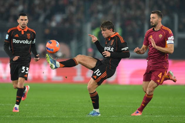 Foto IPP Roberto Ramaccia Roma 15 12 2025 Campionato di Calcio Serie A 2025 2026 Roma vs Como Nella foto Nico Paz of Como 1907 under pressure from Bryan Cristante of AS Roma Italy Photo Press - World Copyright Roma italy Italia ITALY  Copyright: xR4924_italyphotopressx