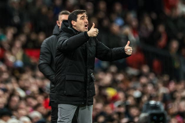 Premier League Manchester United, ManU v Bournemouth Andoni Iraola manager of Bournemouth gives his team instructions during the Premier League match Manchester United vs Bournemouth at Old Trafford, Manchester, United Kingdom, 15th December 2025 (Photo by Mark Cosgrove News Images) Manchester Old Trafford Greater Manchester United Kingdom Copyright: xMarkxCosgrove NewsxImagesx