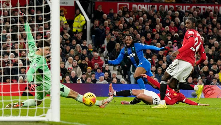Manchester, England, 15th December 2025. Antoine Semenyo of Bournemouth scores their equalising goal during the Manchester United, ManU vs AFC Bournemouth Premier League match at Old Trafford, Manchester. Picture credit should read: Andrew Yates Sportimage EDITORIAL USE ONLY. No use with unauthorised audio, video, data, fixture lists, club league logos or live services. Online in-match use limited to 120 images, no video emulation. No use in betting, games or single club league player publications. SPI_043_AY_Man_Utd_Bmouth SPI-4379-0043