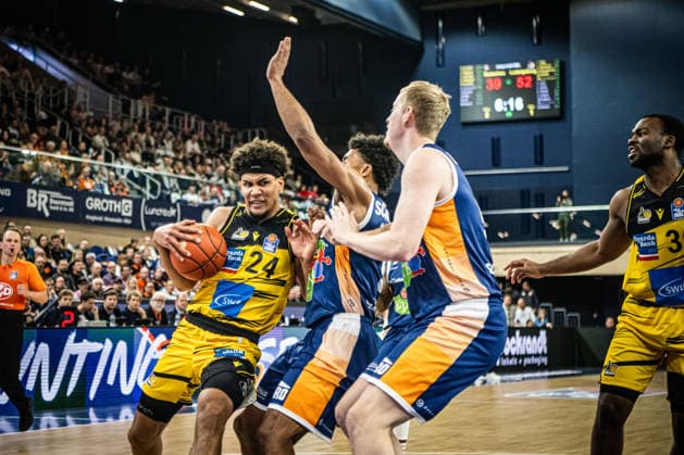 Rostock, Deutschland 15. Dezember 2025: 1.BBL - 2025 2026 - Rostock Seawolves vs. MHP Riesen Ludwigsburg Im Bild: v. li. im Zweikampf TISCHLER Brandon (MHP Riesen Ludwigsburg) und D Shawn Schwartz (ROSTOCK SEAWOLVES) Copyright: xFotostandx xVoelkerx