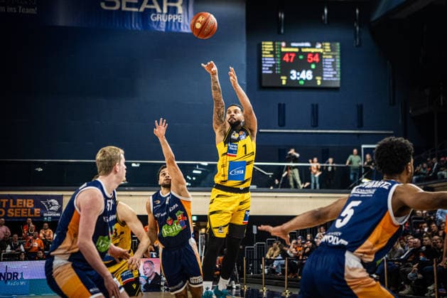 Rostock, Deutschland 15. Dezember 2025: 1.BBL - 2025 2026 - Rostock Seawolves vs. MHP Riesen Ludwigsburg Im Bild: 3.v.li. HUGHES Elijah (MHP Riesen Ludwigsburg) Copyright: xFotostandx xVoelkerx