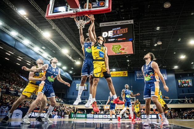 Rostock, Deutschland 15. Dezember 2025: 1.BBL - 2025 2026 - Rostock Seawolves vs. MHP Riesen Ludwigsburg Im Bild: 3.v. li. im Zweikampf D Shawn Schwartz (ROSTOCK SEAWOLVES) und TISCHLER Brandon (MHP Riesen Ludwigsburg) Copyright: xFotostandx xVoelkerx