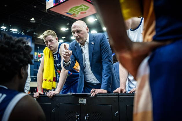 Rostock, Deutschland 15. Dezember 2025: 1.BBL - 2025 2026 - Rostock Seawolves vs. MHP Riesen Ludwigsburg Im Bild: 2.v.li. Przemyslaw Frasunkiewicz (ROSTOCK SEAWOLVES) bei einer Auszeit Copyright: xFotostandx xVoelkerx