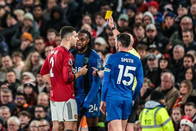 Premier League Manchester United, ManU v Bournemouth Referee Simon Hooper gives a yellow card to Diogo Dalot of Manchester Untied and Antoine Semenyo of Bournemouth during the Premier League match Manchester United vs Bournemouth at Old Trafford, Manchester, United Kingdom, 15th December 2025 (Photo by Mark Cosgrove News Images) Manchester Old Trafford Greater Manchester United Kingdom Copyright: xMarkxCosgrove NewsxImagesx