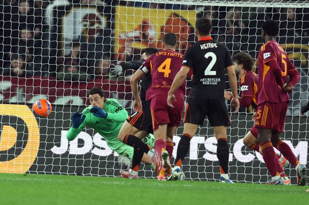Football: Serie A Enilive 2025-2026 match AS Roma and Como 1907 Rome, Italy - December 14, 2025: Mille Svilar of Roma seen in action during the Serie A Enilive 2025-2026 football match between AS Roma and Como 1907 at Olympic Stadium. rome olympic stadium italy italy Copyright: xmarcoxiacobucci