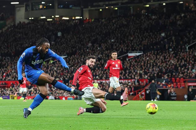 Manchester United, ManU v AFC Bournemouth, Premier League Bournemouth forward Antoine Semenyo (24) scores a GOAL 1-1 during the Manchester United v AFC Bournemouth Premier League match at Old Trafford, Manchester, England on 15 December 2025 Credit: Phil Duncan Every Second Media Editorial use only. All images are copyright Every Second Media Limited. No images may be reproduced without prior permission. All rights reserved. Premier League and Football League images are subject to licensing agreements with Football DataCo Limited. see https: www.football-dataco.com Copyright: xIMAGO EveryxSecondxMediax ESM-1710-0023 PhilxDuncanx xEveryxSecondxMediax