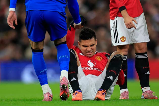 Manchester United, ManU v Bournemouth Premier League 15 12 2025. Casemiro (18) of Manchester United is helped to his feet during the Premier League match between Manchester United and Bournemouth at Old Trafford, Manchester, England on 15 December 2025. Manchester Old Trafford Greater Manchester England Editorial use only DataCo restrictions apply See www.football-dataco.com , Copyright: xConorxMolloyx PSI-23424-0039