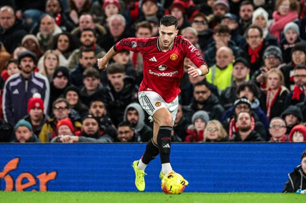 Premier League Manchester United, ManU v Bournemouth Diogo Dalot of Manchester Untied breaks with the ball during the Premier League match Manchester United vs Bournemouth at Old Trafford, Manchester, United Kingdom, 15th December 2025 (Photo by Mark Cosgrove News Images) Manchester Old Trafford Greater Manchester United Kingdom Copyright: xMarkxCosgrove NewsxImagesx
