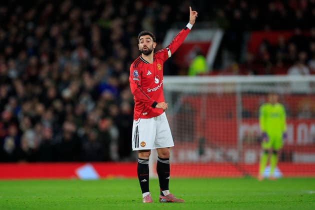 Manchester United, ManU v Bournemouth Premier League 15 12 2025. Bruno Fernandes (8) of Manchester United during the Premier League match between Manchester United and Bournemouth at Old Trafford, Manchester, England on 15 December 2025. Manchester Old Trafford Greater Manchester England Editorial use only DataCo restrictions apply See www.football-dataco.com , Copyright: xConorxMolloyx PSI-23424-0044