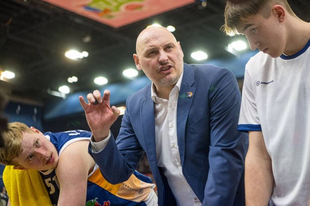 Rostock, Deutschland 15. Dezember 2025: 1.BBL - 2025 2026 - Rostock Seawolves vs. MHP Riesen Ludwigsburg Im Bild: mitte Przemyslaw Frasunkiewicz (ROSTOCK SEAWOLVES) Copyright: xFotostandx xVoelkerx