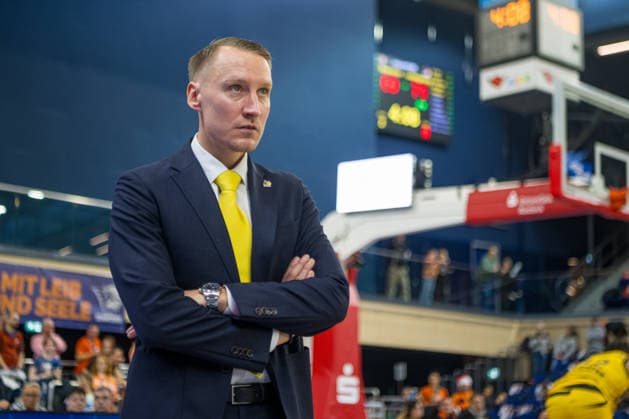 Rostock, Deutschland 15. Dezember 2025: 1.BBL - 2025 2026 - Rostock Seawolves vs. MHP Riesen Ludwigsburg Im Bild: Head Coach Mikko Riipinen (MHP Riesen Ludwigsburg) Copyright: xFotostandx xVoelkerx