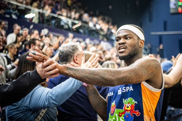 Rostock, Deutschland 15. Dezember 2025: 1.BBL - 2025 2026 - Rostock Seawolves vs. MHP Riesen Ludwigsburg Im Bild: TJ Crockett Jr. (ROSTOCK SEAWOLVES) feiert mit den Fans den Heimsieg Copyright: xFotostandx xVoelkerx