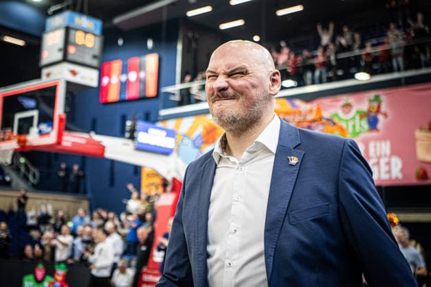 Rostock, Deutschland 15. Dezember 2025: 1.BBL - 2025 2026 - Rostock Seawolves vs. MHP Riesen Ludwigsburg Im Bild: Przemyslaw Frasunkiewicz (ROSTOCK SEAWOLVES) freut sich über den Heimsieg Copyright: xFotostandx xVoelkerx