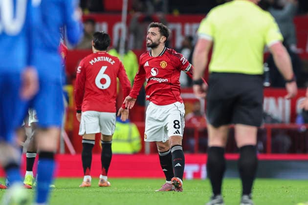 Manchester United, ManU v AFC Bournemouth, Premier League Manchester United midfielder Bruno Fernandes (8) scores a GOAL 3-3 and celebrates during the Manchester United v AFC Bournemouth Premier League match at Old Trafford, Manchester, England on 15 December 2025 Credit: Phil Duncan Every Second Media Editorial use only. All images are copyright Every Second Media Limited. No images may be reproduced without prior permission. All rights reserved. Premier League and Football League images are subject to licensing agreements with Football DataCo Limited. see https: www.football-dataco.com Copyright: xIMAGO EveryxSecondxMediax ESM-1710-0076 PhilxDuncanx xEveryxSecondxMediax