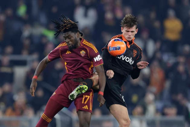 Italy: Serie a football match AS Roma vs Como Roma™s French midfielder Manu Kone challenges for the ball with Como™s Argentinian midfielder Nico Paz during the Serie A football match between AS Roma vs Como at the Olimpico Stadium in Rome on December 15, 2025. _BPH0525 Copyright: xAntonioxBalascox