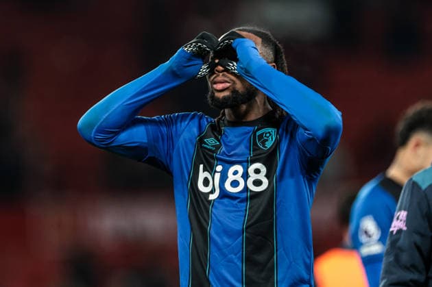 Premier League Manchester United, ManU v Bournemouth Antoine Semenyo of Bournemouth looks into the fans during the Premier League match Manchester United vs Bournemouth at Old Trafford, Manchester, United Kingdom, 15th December 2025 (Photo by Mark Cosgrove News Images) Manchester Old Trafford Greater Manchester United Kingdom Copyright: xMarkxCosgrove NewsxImagesx
