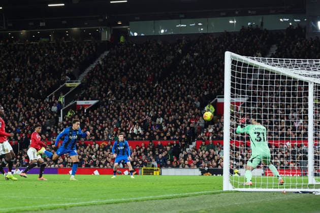 Manchester United, ManU v AFC Bournemouth, Premier League Bournemouth midfielder Marcus Tavernier (16) shoots at goal during the Manchester United v AFC Bournemouth Premier League match at Old Trafford, Manchester, England on 15 December 2025 Credit: Phil Duncan Every Second Media Editorial use only. All images are copyright Every Second Media Limited. No images may be reproduced without prior permission. All rights reserved. Premier League and Football League images are subject to licensing agreements with Football DataCo Limited. see https: www.football-dataco.com Copyright: xIMAGO EveryxSecondxMediax ESM-1710-0115 PhilxDuncanx xEveryxSecondxMediax