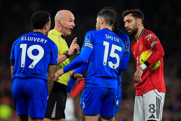 Manchester United, ManU v Bournemouth Premier League 15 12 2025. Referee Simon Hooper has words with Adam Smith (15) of Bournemouth during the Premier League match between Manchester United and Bournemouth at Old Trafford, Manchester, England on 15 December 2025. Manchester Old Trafford Greater Manchester England Editorial use only DataCo restrictions apply See www.football-dataco.com , Copyright: xConorxMolloyx PSI-23424-0087