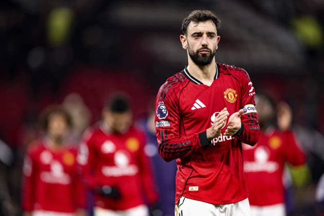 MANCHESTER - DECEMBER 15: Bruno Fernandes of Manchester United, ManU applauds fans for support after the Premier League 2025 match between Manchester United and Bournemouth at Old Trafford, in Manchester, England. Photo: Will Palmer Sports Press Photo Copyright: xWillxPalmer SportsxPressxPhotox Sportspressphoto_SPR74466