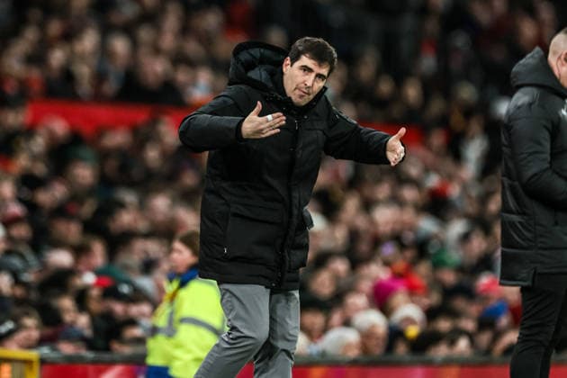Premier League Manchester United, ManU v Bournemouth Andoni Iraola manager of Bournemouth gives his team instructions during the Premier League match Manchester United vs Bournemouth at Old Trafford, Manchester, United Kingdom, 15th December 2025 (Photo by Mark Cosgrove News Images) Manchester Old Trafford Greater Manchester United Kingdom Copyright: xMarkxCosgrove NewsxImagesx