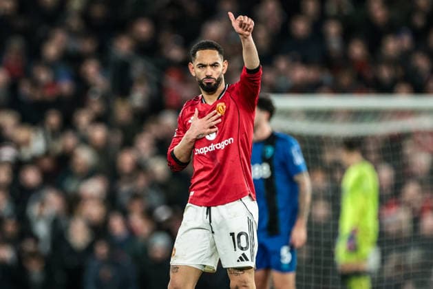 Premier League Manchester United, ManU v Bournemouth Matheus Cunha of Manchester Untied gives his team instructions during the Premier League match Manchester United vs Bournemouth at Old Trafford, Manchester, United Kingdom, 15th December 2025 (Photo by Mark Cosgrove News Images) Manchester Old Trafford Greater Manchester United Kingdom Copyright: xMarkxCosgrove NewsxImagesx