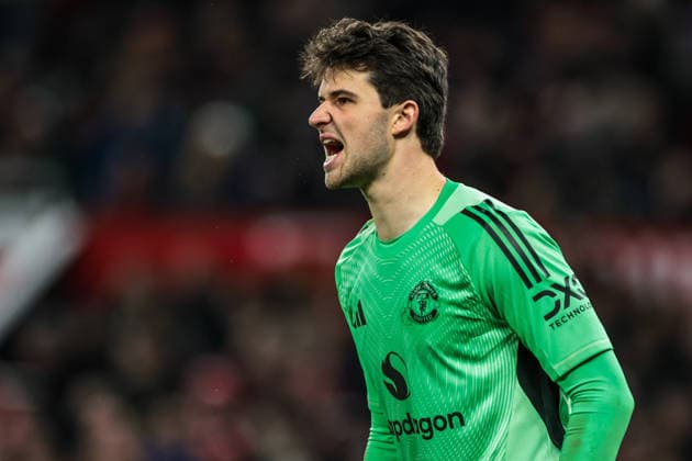 Premier League Manchester United, ManU v Bournemouth Manchester United goalkeeper Senne Lammens during the Premier League match Manchester United vs Bournemouth at Old Trafford, Manchester, United Kingdom, 15th December 2025 (Photo by Mark Cosgrove News Images) Manchester Old Trafford Greater Manchester United Kingdom Copyright: xMarkxCosgrove NewsxImagesx