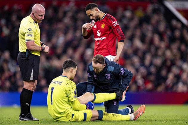 MANCHESTER - DECEMBER 15: Simon Hooper looks over Djordje Petrovic of Bournemouth receiving treatment during the Premier League 2025 match between Manchester United, ManU and Bournemouth at Old Trafford, in Manchester, England. Photo: Will Palmer Sports Press Photo Copyright: xWillxPalmer SportsxPressxPhotox Sportspressphoto_SPR74488
