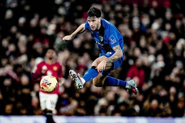 MANCHESTER - DECEMBER 15: Marcos Senesi of Bournemouth controls the ball during the Premier League 2025 match between Manchester United, ManU and Bournemouth at Old Trafford, in Manchester, England. Photo: Will Palmer Sports Press Photo Copyright: xWillxPalmer SportsxPressxPhotox Sportspressphoto_SPR74501