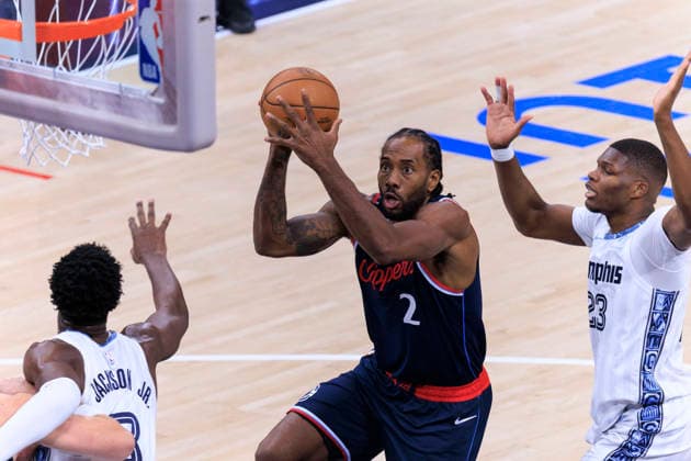 December 15, 2025, Inglewood, California, USA: Kawhi Leonard 2 of the Los Angeles Clippers makes a layup as Cedric Coward 23 and Jaren Jackson Jr. 8 of the Memphis Grizzlies defend the basket during their regular season NBA, Basketball Herren, USA game on Monday December 15, 2025 at Intuit Dome in Inglewood, California. ARIANA RUIZ PI Inglewood USA - ZUMAp124 20251215_zaa_p124_052 Copyright: xArianaxRuizx