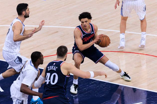 December 15, 2025, Inglewood, California, USA: Kobe Sanders 4 of the Los Angeles Clippers receives the ball during their regular season NBA, Basketball Herren, USA game against the Memphis Grizzlies on Monday December 15, 2025 at Intuit Dome in Inglewood, California. ARIANA RUIZ PI Inglewood USA - ZUMAp124 20251215_zaa_p124_054 Copyright: xArianaxRuizx
