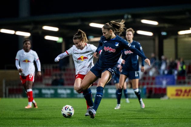Melissa Koessler (TSG Hoffenheim, 25) im Zweikampf mit Annabel Schasching (RB Leipzig, 16), GER, RB Leipzig vs TSG 1899 Hoffenheim, Fussball Google Pixel Frauen Bundesliga, 13. Spieltag, Saison 2025 2026, 14.12.2025 DFB regulations prohibit any use of photographs as image sequences and or quasi-video GER, RB Leipzig vs TSG 1899 Hoffenheim, Fussball Google Pixel Frauen Bundesliga, 13. Spieltag, Saison 2025 2026, 14.12.2025 Leipzig Copyright: xEibner-Pressefoto Memmlerx EP_MMR