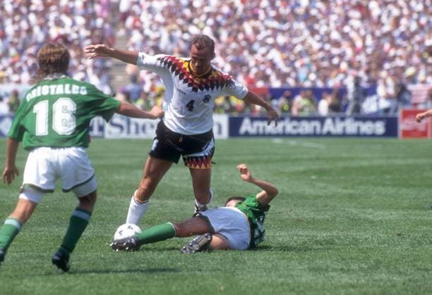 17.06.1994 Copyright: imago Magic Jürgen Kohler (Deutschland, Mitte) gegen Luis Cristaldo (Bolivien, re.); fussball 01 kbdia neg xdp yoh quer Länderspiel Nationalteam DFB WM 1994 Chicago Image number 14232392 date 17 06 1994 Copyright imago Magic Jürgen Kohler Germany centre against Luis Cristaldo Bolivia right Football 01 Kbdia NEG yoh horizontal international match, Länderspiel, Nationalmannschaft national team, Nationalteam DFB World Cup 1994 Chicago
