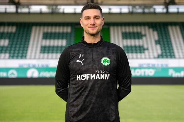 16.12.2025 - SpVgg Greuther Fürth ( Kleeblatt Spielvereinigung ) - 2. Fussball Bundesliga - Saison 2025 2026 - Fototermin Porträttermin Vorstellung Präsentation Pressetermin - - Einzelbild Einzelfoto Portrait Porträt Kopfbild - Aleksandro Petrovic ( Co-Trainer SpVgg Greuther Fürth )