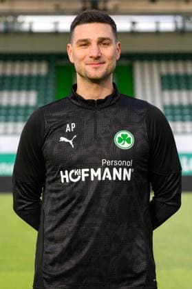 16.12.2025 - SpVgg Greuther Fürth ( Kleeblatt Spielvereinigung ) - 2. Fussball Bundesliga - Saison 2025 2026 - Fototermin Porträttermin Vorstellung Präsentation Pressetermin - - Einzelbild Einzelfoto Portrait Porträt Kopfbild - Aleksandro Petrovic ( Co-Trainer SpVgg Greuther Fürth )