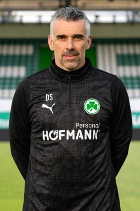 16.12.2025 - SpVgg Greuther Fürth ( Kleeblatt Spielvereinigung ) - 2. Fussball Bundesliga - Saison 2025 2026 - Fototermin Porträttermin Vorstellung Präsentation Pressetermin - - Einzelbild Einzelfoto Portrait Porträt Kopfbild - Danny Schwarz (Co-Trainer SpVgg Greuther Fürth )
