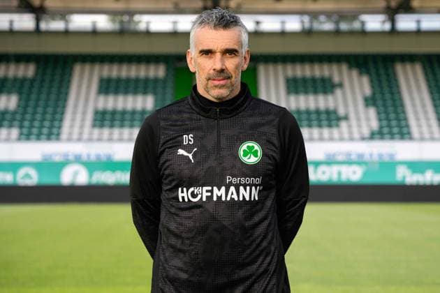 16.12.2025 - SpVgg Greuther Fürth ( Kleeblatt Spielvereinigung ) - 2. Fussball Bundesliga - Saison 2025 2026 - Fototermin Porträttermin Vorstellung Präsentation Pressetermin - - Einzelbild Einzelfoto Portrait Porträt Kopfbild - Danny Schwarz (Co-Trainer SpVgg Greuther Fürth )