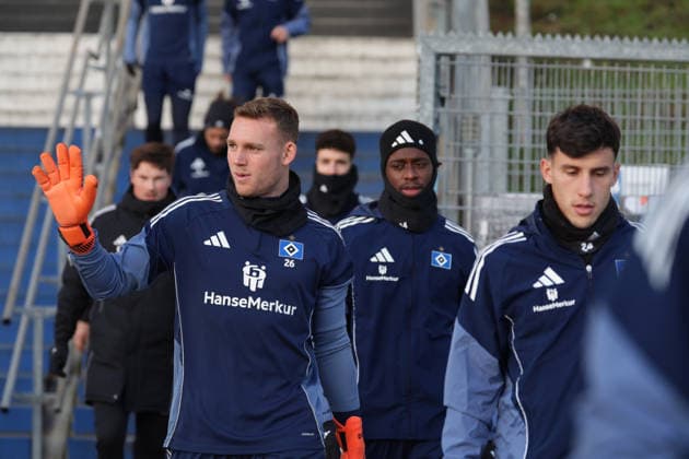 GER, xFSx ,Hamburg, HSV , 1. Bundesliga , Fussball, DFL, Hamburger SV Training , am Hamburger Volksparkstadion , 16.12.2025 , v.l. Torwart Daniel Peretz (Hamburger SV , 26) gruesst die Fans DFL regulations prohibit any use of photographs as image sequences and or quasi-video. Copyright: HMBxMedia FernandoxSoares