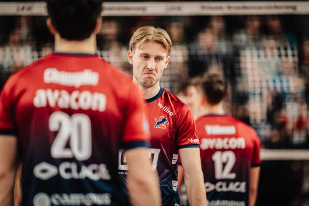 Volleyball Herren Saison 2025 2026 1. Volleyball Bundesliga Männer DVV Pokal Halbfinale SVG Lüneburg vs. SWD powervolleys Düren 16.12.2025 Daniel Gruvaeus ( 2, SVG Lüneburg) verzieht das Gesicht Lüneburg LKH Arena Niedersachsen Deutschland
