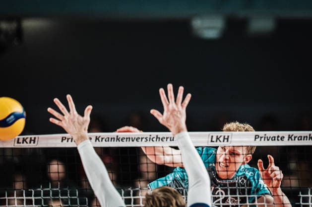 Volleyball Herren Saison 2025 2026 1. Volleyball Bundesliga Männer DVV Pokal Halbfinale SVG Lüneburg vs. SWD powervolleys Düren 16.12.2025 Siebe Korenblek ( 12, SWD powervolleys Düren) beim Angriff Lüneburg LKH Arena Niedersachsen Deutschland