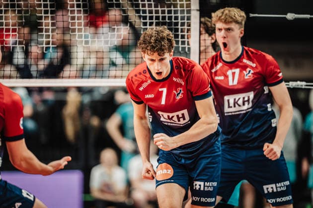 Volleyball Herren Saison 2025 2026 1. Volleyball Bundesliga Männer DVV Pokal Halbfinale SVG Lüneburg vs. SWD powervolleys Düren 16.12.2025 Jubel bei Lüneburg v.l. Joscha Kunstmann ( 7, SVG Lüneburg) und Axel Valentin Enlund ( 17, SVG Lüneburg) Lüneburg LKH Arena Niedersachsen Deutschland