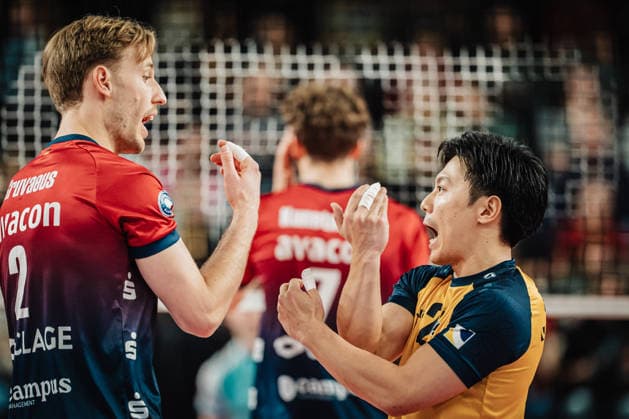 Volleyball Herren Saison 2025 2026 1. Volleyball Bundesliga Männer DVV Pokal Halbfinale SVG Lüneburg vs. SWD powervolleys Düren 16.12.2025 Absprache zwischen Daniel Gruvaeus ( 2, SVG Lüneburg) links und Sho Takahashi ( 21, SVG Lüneburg) rechts Lüneburg LKH Arena Niedersachsen Deutschland