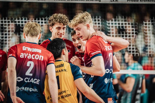 Volleyball Herren Saison 2025 2026 1. Volleyball Bundesliga Männer DVV Pokal Halbfinale SVG Lüneburg vs. SWD powervolleys Düren 16.12.2025 Jubel bei Lüneburg v.l. Daniel Gruvaeus ( 2, SVG Lüneburg), Sho Takahashi ( 21, SVG Lüneburg), Joscha Kunstmann ( 7, SVG Lüneburg), Santeri Välimaa ( 12, SVG Lüneburg) und Axel Valentin Enlund ( 17, SVG Lüneburg) Lüneburg LKH Arena Niedersachsen Deutschland