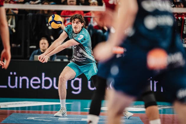 Volleyball Herren Saison 2025 2026 1. Volleyball Bundesliga Männer DVV Pokal Halbfinale SVG Lüneburg vs. SWD powervolleys Düren 16.12.2025 Ballannahme von Robin Baghdady ( 8, SWD powervolleys Düren) Lüneburg LKH Arena Niedersachsen Deutschland