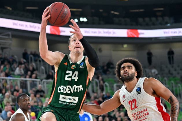 Ljubljana, Slovenia, December 16 2025, David Skara of Cedevita Olimpija (L) in action against Anthony Lamb of Hapoel Midtown Jerusalem (R) during the BKT EuroCup basketball match between Cedevita Olimpija (Slovenia) and Hapoel Midtown Jerusalem (Israel) at Arena Stozice, Ljubljana, Slovenia. (Photo by Igor Kupljenik Sports Press Photo) Copyright: xIgorxKupljenikx xSPPx Sportspressphoto_SPR74665