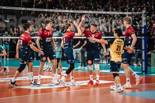 Volleyball Herren Saison 2025 2026 1. Volleyball Bundesliga Männer DVV Pokal Halbfinale SVG Lüneburg vs. SWD powervolleys Düren 16.12.2025 Jubel bei Lüneburg v.l. Ethan Champlin ( 20, SVG Lüneburg), Joscha Kunstmann ( 7, SVG Lüneburg), Daniel Gruvaeus ( 2, SVG Lüneburg), Santeri Välimaa ( 12, SVG Lüneburg), Sho Takahashi ( 21, SVG Lüneburg) und Axel Valentin Enlund ( 17, SVG Lüneburg) Lüneburg LKH Arena Niedersachsen Deutschland