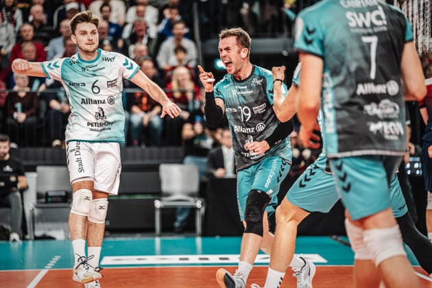 Volleyball Herren Saison 2025 2026 1. Volleyball Bundesliga Männer DVV Pokal Halbfinale SVG Lüneburg vs. SWD powervolleys Düren 16.12.2025 Jubel Düren v.l. Troy Gooch ( 6, SWD powervolleys Düren), Ryan Poole ( 19, SWD powervolleys Düren) Lüneburg LKH Arena Niedersachsen Deutschland
