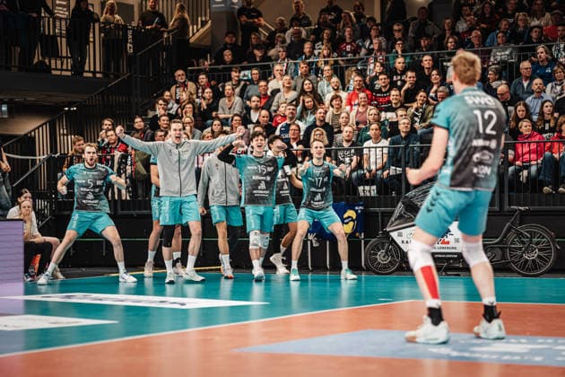 Volleyball Herren Saison 2025 2026 1. Volleyball Bundesliga Männer DVV Pokal Halbfinale SVG Lüneburg vs. SWD powervolleys Düren 16.12.2025 Siebe Korenblek ( 12, SWD powervolleys Düren) rechts jubelt in Richtung der Ersatzspieler Lüneburg LKH Arena Niedersachsen Deutschland