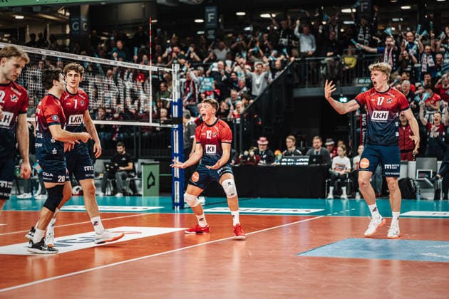 Volleyball Herren Saison 2025 2026 1. Volleyball Bundesliga Männer DVV Pokal Halbfinale SVG Lüneburg vs. SWD powervolleys Düren 16.12.2025 Jubel bei Lüneburg v.l. Daniel Gruvaeus ( 2, SVG Lüneburg), Ethan Champlin ( 20, SVG Lüneburg), Joscha Kunstmann ( 7, SVG Lüneburg), Santeri Välimaa ( 12, SVG Lüneburg) und Axel Valentin Enlund ( 17, SVG Lüneburg) Lüneburg LKH Arena Niedersachsen Deutschland