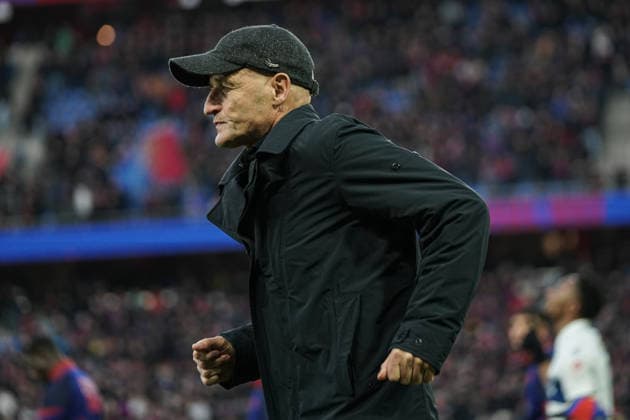 Fussball: Schweiz: Brack Super League 2025 2026 - 17. Spieltag, 14.12.2025 - FC Basel 1893 vs. FC Lausanne - St. Jakob-Park (Basel, Schweiz); Peter Zeidler (Trainer, FC Lausanne-Sport) *** Football Switzerland Brack Super League 2025 2026 17 Matchday, 14 12 2025 FC Basel 1893 vs FC Lausanne Sport St Jakob Park Basel, Switzerland Peter Zeidler Coach, FC Lausanne Sport Copyright: xValentinxDomgjonix